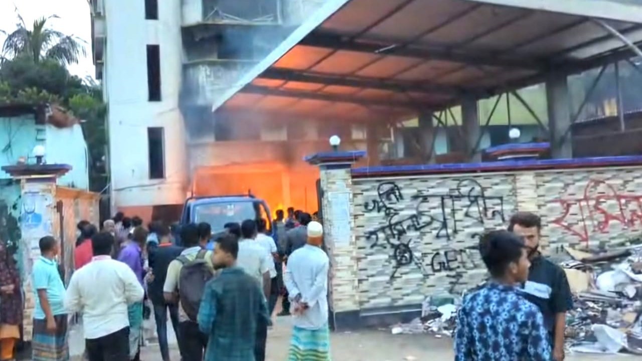 লক্ষ্মীপুরের সাবেক এমপি নয়নের পোড়া বাড়িতে সংস্কার করায় ফের আগুন